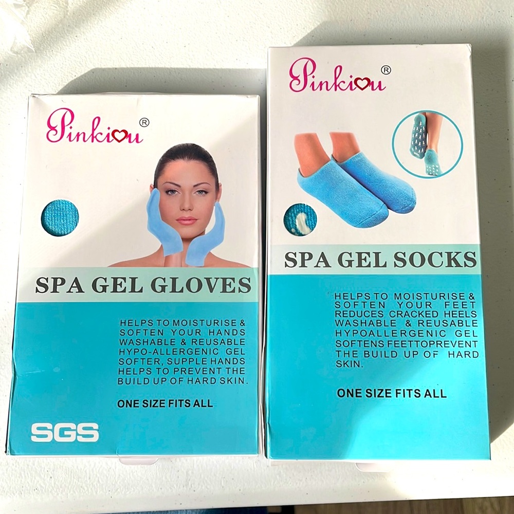 Pinkiou Moisturizing Gloves Socks Set
